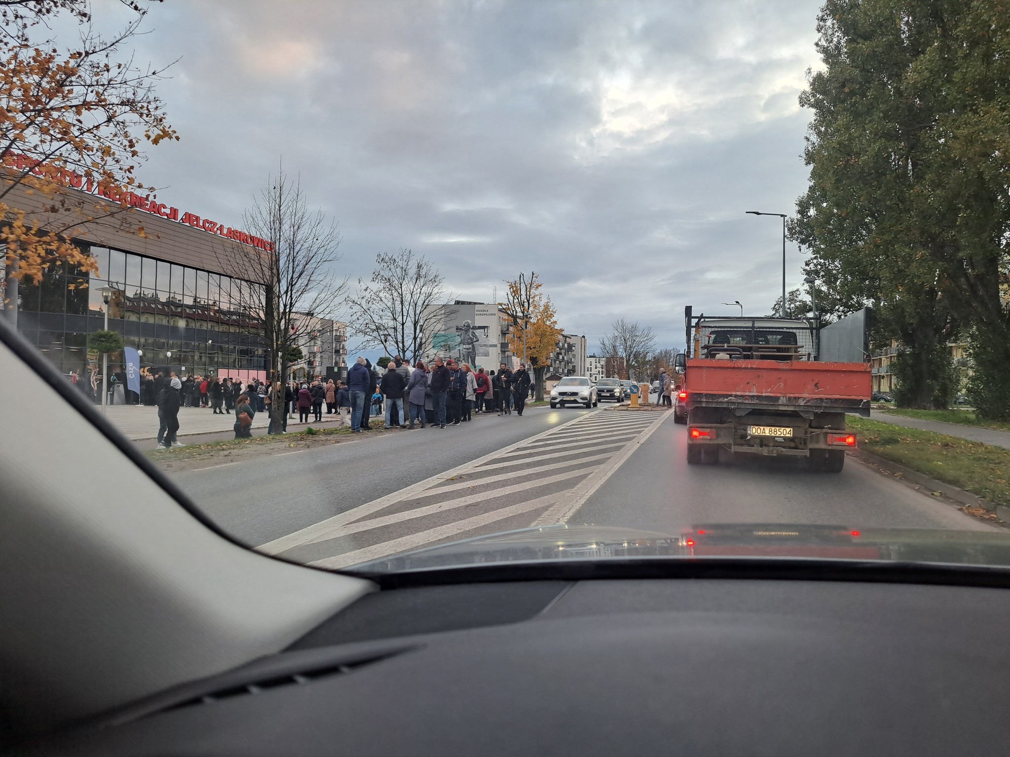 Jelcz-Laskowice: Kolejka ludzi wyszła na ulice. 