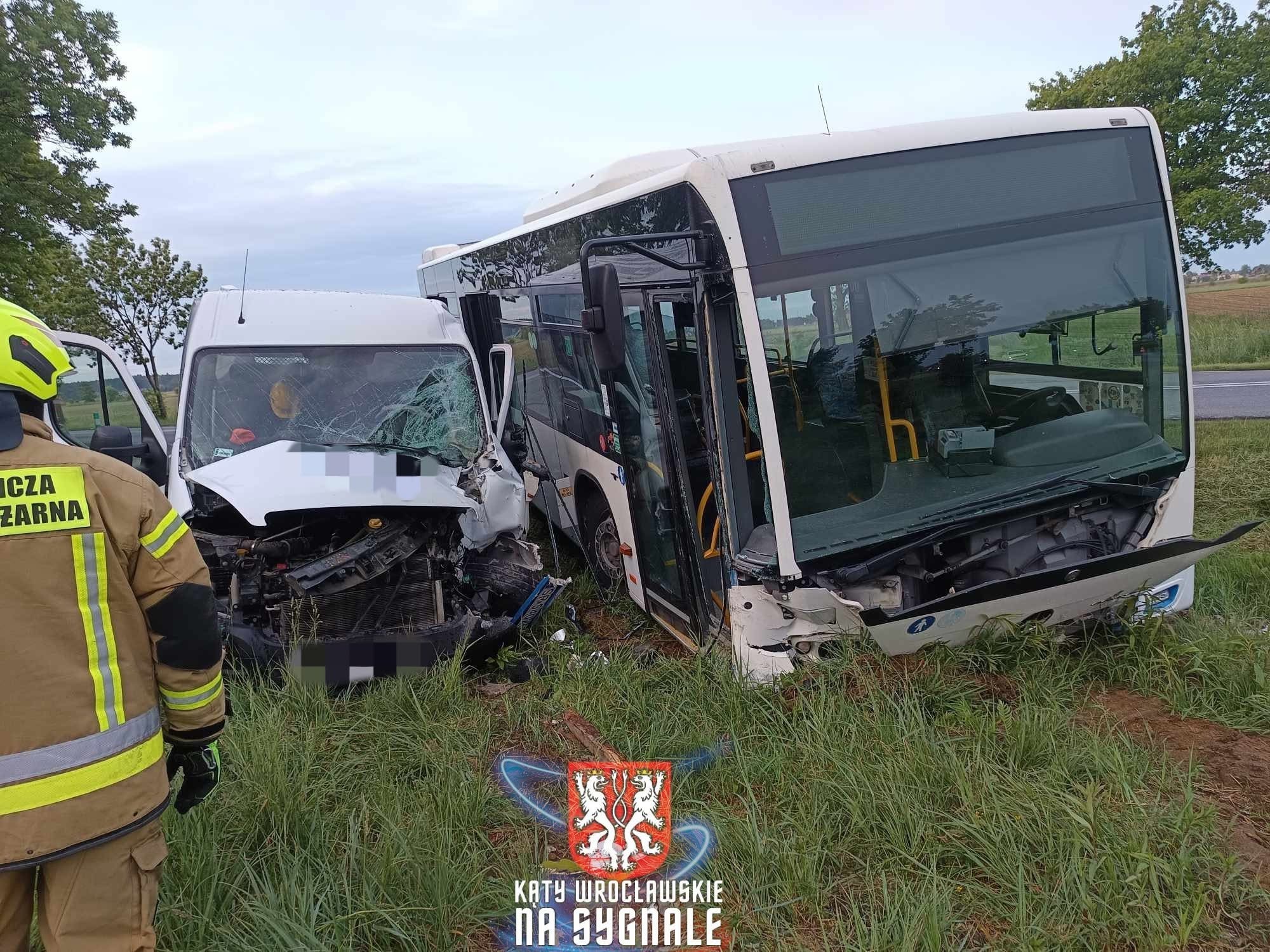 Nadolice Wielkie: Groźne zderzenie autobusu i busa – trwa ustalanie przyczyn