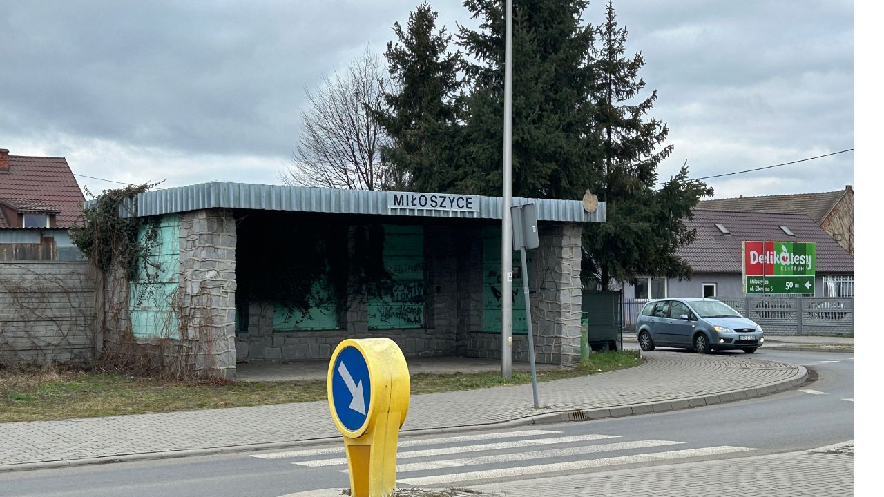 Jelcz-Laskowice: Rozwój komunikacji miejskiej, ale nie bez problemów